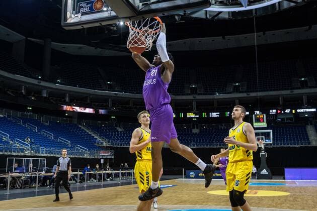 Basketball Berlin 14.03.2021 Saison 2020 2021 1. Bundesliga easyCredit BBL Alba Berlin - BG Göttingen Tai Odiase (Göttingen, No.21) Kresimir Nikic (Alba Berlin, No.16) Tim Schneider (Alba Berlin, No.10)