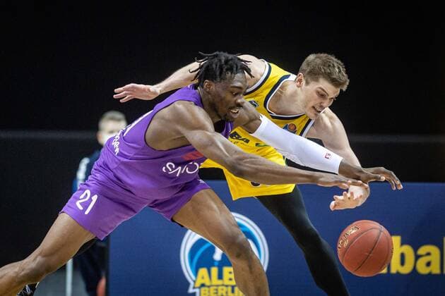Basketball Berlin 14.03.2021 Saison 2020 2021 1. Bundesliga easyCredit BBL Alba Berlin - BG Göttingen Ben Lammers (Alba Berlin, No.50) Tai Odiase (Göttingen, No.21)