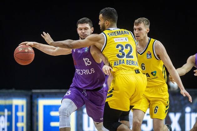 Basketball Berlin 14.03.2021 Saison 2020 2021 1. Bundesliga easyCredit BBL Alba Berlin - BG Göttingen Rihards Lomazs (Göttingen, No.13) Johannes Thiemann (Alba Berlin, No.32)