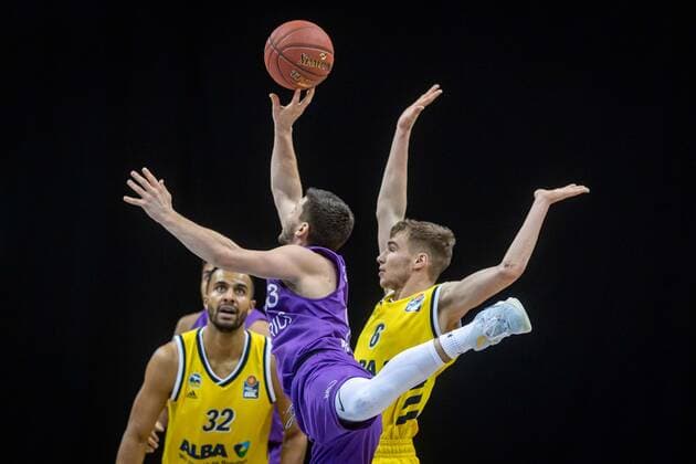 Basketball Berlin 14.03.2021 Saison 2020 2021 1. Bundesliga easyCredit BBL Alba Berlin - BG Göttingen Rihards Lomazs (Göttingen, No.13) Malte Delow (Alba Berlin, No.06) Johannes Thiemann (Alba Berlin, No.32)