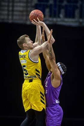 Basketball Berlin 14.03.2021 Saison 2020 2021 1. Bundesliga easyCredit BBL Alba Berlin - BG Göttingen Niels Giffey (Alba Berlin, No.05) Nelson Weidemann (Göttingen, No.02)