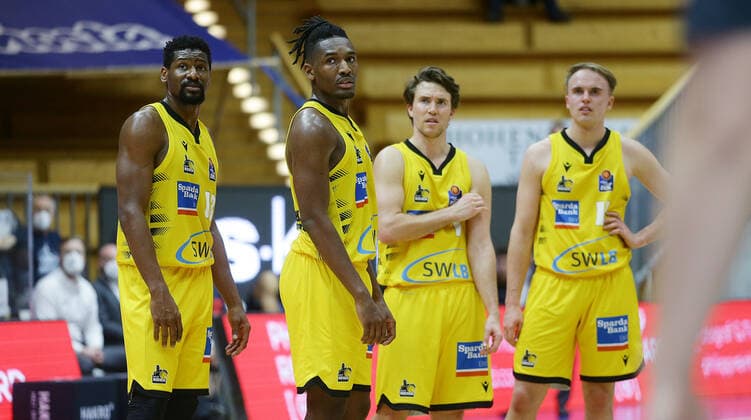 Ludwigsburg , Basketball easyCredit BBL Bundesliga , HAKRO Merlins Crailsheim vs. MHP Riesen Ludwigsburg , von links: Yorman Polas bartolo Jaleen Smith Jordan Hulls Lukas Herzog ( Riesen )