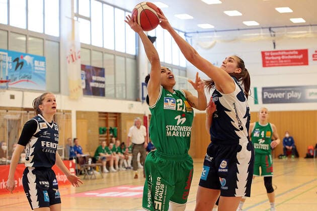 14.03.2021, xovx, Basketball Damen 1. Bundesliga, BC Pharmaserv Marburg - XCYDE Angels Nördlingen v.l. Anneke Schlüter (XCYDE Angels Nördlingen), Rachel Arthur (BC Pharmaserv Marburg), Victoria Rose Waldner (XCYDE Angels Nördlingen) Marburg Sporthalle Georg-Gaßmann-Stadion Hessen Deutschland (DE)