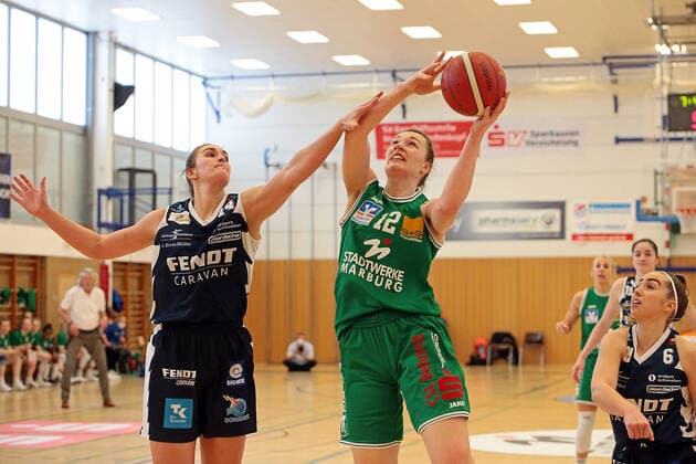 14.03.2021, xovx, Basketball Damen 1. Bundesliga, BC Pharmaserv Marburg - XCYDE Angels Nördlingen v.l. Victoria Rose Waldner (XCYDE Angels Nördlingen), Johanna Klug (BC Pharmaserv Marburg), Levke Brodersen (XCYDE Angels Nördlingen) Marburg Sporthalle Georg-Gaßmann-Stadion Hessen Deutschland (DE)