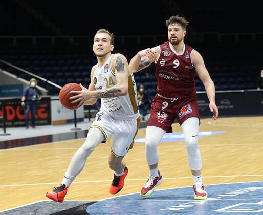 Arnas Velicka (Basketball Loewen Braunschweig), Dominique Johnson (Chemnitz99)