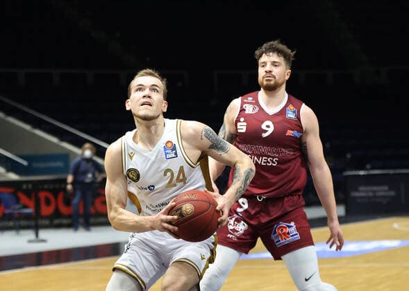 Arnas Velicka (Basketball Loewen Braunschweig), Dominique Johnson (Chemnitz99)