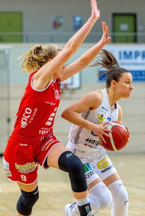 Laura Schinkel (07, GISA Lions SV Halle) gegen Emma Eichmeyer (Osnabrück) GISA Lions SV Halle vs. GiroLive Panthers Osnabrück Basketball - 1. Bundesliga - ERDGAS Sportarena Halle (Saale) 14.03.2021 Foto: Holger John Sachsen-Anhalt Deutschland ERDGAS Sportarena Halle Saale