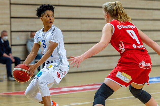 Deeshyra Thomas (03, GISA Lions SV Halle) gegen Emma Eichmeyer (Osnabrück) GISA Lions SV Halle vs. GiroLive Panthers Osnabrück Basketball - 1. Bundesliga - ERDGAS Sportarena Halle (Saale) 14.03.2021 Foto: Holger John Sachsen-Anhalt Deutschland ERDGAS Sportarena Halle Saale