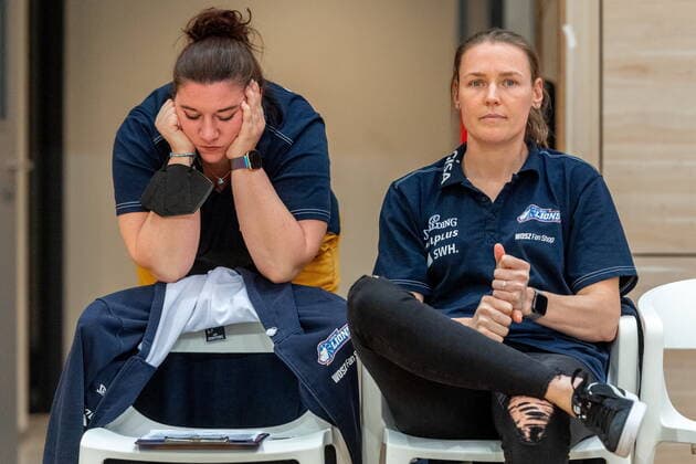 Sandra Rosanke (Head Coach, GISA Lions SV Halle) und Rachael Vanderwal (Co-Trainerin, GISA Lions SV Halle) GISA Lions SV Halle vs. GiroLive Panthers Osnabrück Basketball - 1. Bundesliga - ERDGAS Sportarena Halle (Saale) 14.03.2021 Foto: Holger John Sachsen-Anhalt Deutschland ERDGAS Sportarena Halle Saale
