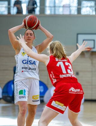 Barbora Kasparkowa (10, GISA Lions SV Halle) gegen Frieda Bühner (Osnabrück) GISA Lions SV Halle vs. GiroLive Panthers Osnabrück Basketball - 1. Bundesliga - ERDGAS Sportarena Halle (Saale) 14.03.2021 Foto: Holger John Sachsen-Anhalt Deutschland ERDGAS Sportarena Halle Saale