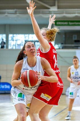 Barbora Kasparkowa (10, GISA Lions SV Halle) gegen Frieda Bühner (Osnabrück) GISA Lions SV Halle vs. GiroLive Panthers Osnabrück Basketball - 1. Bundesliga - ERDGAS Sportarena Halle (Saale) 14.03.2021 Foto: Holger John Sachsen-Anhalt Deutschland ERDGAS Sportarena Halle Saale
