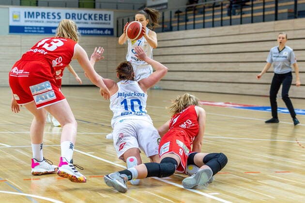 Barbora Kasparkowa (10, GISA Lions SV Halle) gibt im Fallen den Ball an Laura Schinkel (07, GISA Lions SV Halle) ab GISA Lions SV Halle vs. GiroLive Panthers Osnabrück Basketball - 1. Bundesliga - ERDGAS Sportarena Halle (Saale) 14.03.2021 Foto: Holger John Sachsen-Anhalt Deutschland ERDGAS Sportarena Halle Saale