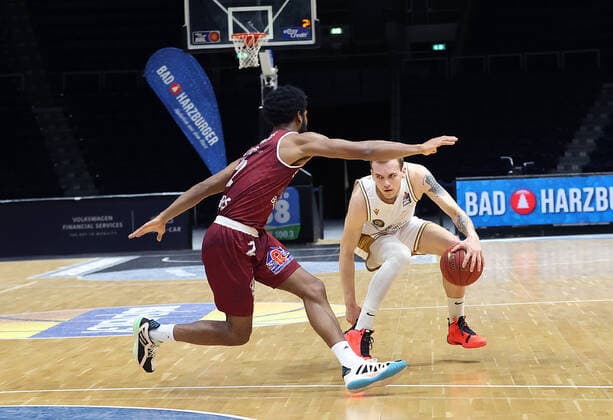 Arnas Velicka (Basketball Loewen Braunschweig) am Ball