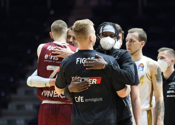 Wiedersehen zwischen Luis Figge (Chemnitz99) und Bazoumana Kone (Basketball Loewen Braunschweig)
