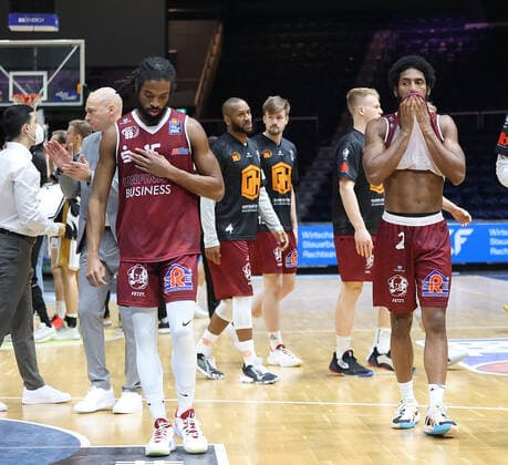 Terrell Harris (Chemnitz99) 2 enttaeuscht, Marcus Thornton (Chemnitz99)15