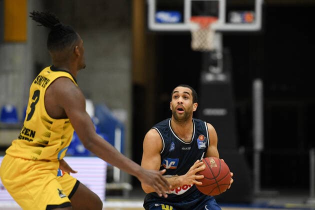 Elias Lasisi (HAKRO Merlins Crailsheim) im Zweikampf mit Jaleen Smith (MHP Riesen Ludwigsburg), GER, HAKRO Merlins Crailsheim vs. MHP Riesen Ludwigsburg, 14.03.2021, 23. Spieltag easycredit Basketball Bundesliga, Spielzeit 2020 2021. GER, HAKRO Merlins Crailsheim vs. MHP Riesen Ludwigsburg, 14.03.2021, 23. Spieltag easycredit Basketball Bundesliga, Spielzeit 2020 2021 Crailsheim Copyright: xEibnerxPressefoto MichaelxMemmlerx EP_MMR
