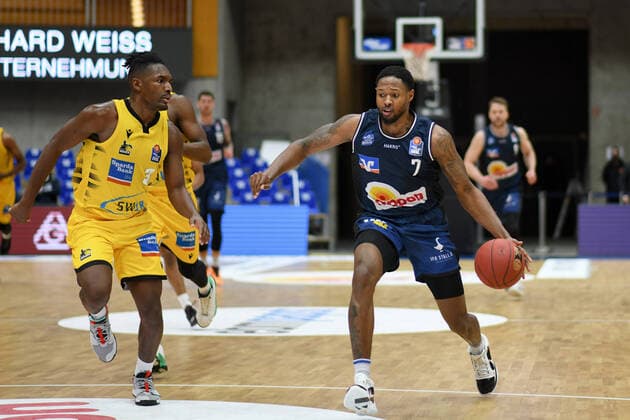 Haywood Highsmith (HAKRO Merlins Crailsheim) im Zweikampf mit Jaleen Smith (MHP Riesen Ludwigsburg), GER, HAKRO Merlins Crailsheim vs. MHP Riesen Ludwigsburg, 14.03.2021, 23. Spieltag easycredit Basketball Bundesliga, Spielzeit 2020 2021. GER, HAKRO Merlins Crailsheim vs. MHP Riesen Ludwigsburg, 14.03.2021, 23. Spieltag easycredit Basketball Bundesliga, Spielzeit 2020 2021 Crailsheim Copyright: xEibnerxPressefoto MichaelxMemmlerx EP_MMR