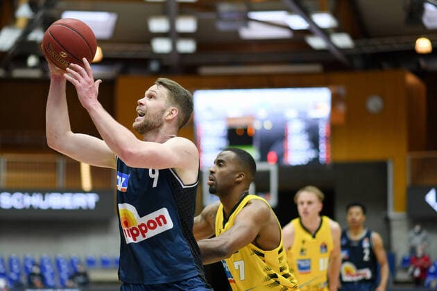 Fabian Bleck (HAKRO Merlins Crailsheim) im Zweikampf mit Jamel McLean (MHP Riesen Ludwigsburg) am Korb, GER, HAKRO Merlins Crailsheim vs. MHP Riesen Ludwigsburg, 14.03.2021, 23. Spieltag easycredit Basketball Bundesliga, Spielzeit 2020 2021. GER, HAKRO Merlins Crailsheim vs. MHP Riesen Ludwigsburg, 14.03.2021, 23. Spieltag easycredit Basketball Bundesliga, Spielzeit 2020 2021 Crailsheim Copyright: xEibnerxPressefoto MichaelxMemmlerx EP_MMR