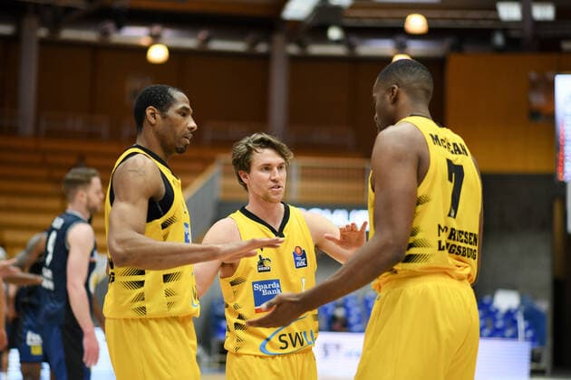 Jordan Hulls (MHP Riesen Ludwigsburg), Tremmell Darden (MHP Riesen Ludwigsburg), Jamel McLean (MHP Riesen Ludwigsburg) sind unzufrieden mit dem Spielverlauf, GER, HAKRO Merlins Crailsheim vs. MHP Riesen Ludwigsburg, 14.03.2021, 23. Spieltag easycredit Basketball Bundesliga, Spielzeit 2020 2021. GER, HAKRO Merlins Crailsheim vs. MHP Riesen Ludwigsburg, 14.03.2021, 23. Spieltag easycredit Basketball Bundesliga, Spielzeit 2020 2021 Crailsheim Copyright: xEibnerxPressefoto MichaelxMemmlerx EP_MMR