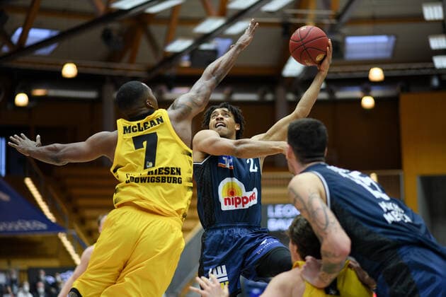Jeremy Jones (HAKRO Merlins Crailsheim) am Korb gegen Jamel McLean (MHP Riesen Ludwigsburg), GER, HAKRO Merlins Crailsheim vs. MHP Riesen Ludwigsburg, 14.03.2021, 23. Spieltag easycredit Basketball Bundesliga, Spielzeit 2020 2021. GER, HAKRO Merlins Crailsheim vs. MHP Riesen Ludwigsburg, 14.03.2021, 23. Spieltag easycredit Basketball Bundesliga, Spielzeit 2020 2021 Crailsheim Copyright: xEibnerxPressefoto MichaelxMemmlerx EP_MMR