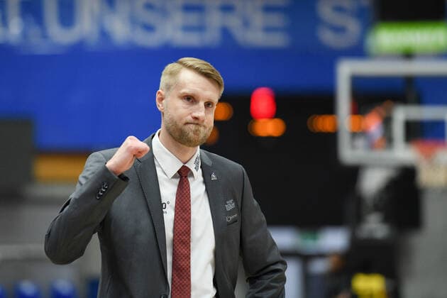Sport Bilder des Tages Tuomas Iisalo (HAKRO Merlins Crailsheim) jubelt ueber den Sieg, GER, HAKRO Merlins Crailsheim vs. MHP Riesen Ludwigsburg, 14.03.2021, 23. Spieltag easycredit Basketball Bundesliga, Spielzeit 2020 2021. GER, HAKRO Merlins Crailsheim vs. MHP Riesen Ludwigsburg, 14.03.2021, 23. Spieltag easycredit Basketball Bundesliga, Spielzeit 2020 2021 Crailsheim Copyright: xEibnerxPressefoto MichaelxMemmlerx EP_MMR
