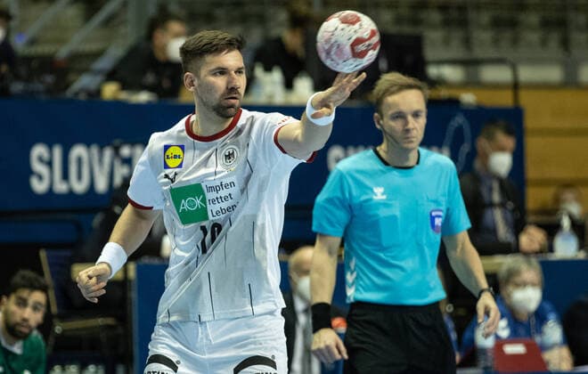 Berlin, 14.03.2021, Handball: Olympia-Qualifikation der Maenner, Algerien - Deutschland, Max-Schmeling-Halle. Deutschlands Fabian Wiede spielt den Ball. Algerien - Deutschland