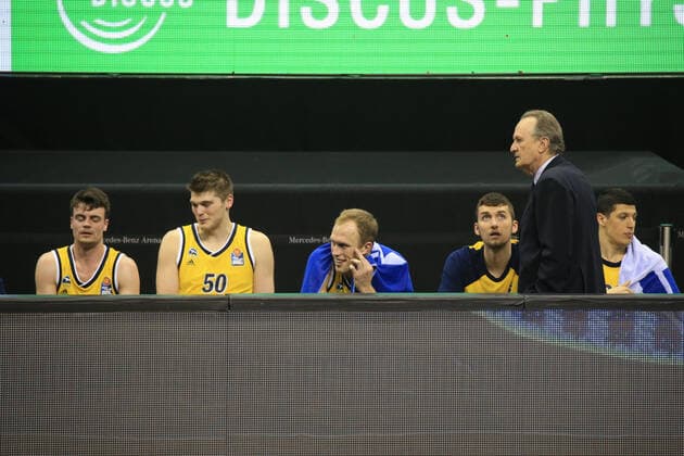 DEU, GER, 1.BBL, ALBA vs. BG Goettingen, 14.03.2021, Mercedes-Benz-Arena, Berlin, DEU, GER, 1.BBL, ALBA vs. BG Goettingen, im Bild Cheftrainer Aito Garcia Reneses (ALBA Berlin), Spielerbank, Jonas Mattisseck (ALBA Berlin 9), Ben Lammers (ALBA Berlin 50), Luke Sikma (ALBA Berlin 43), Simone Fontecchio (ALBA Berlin 20)
