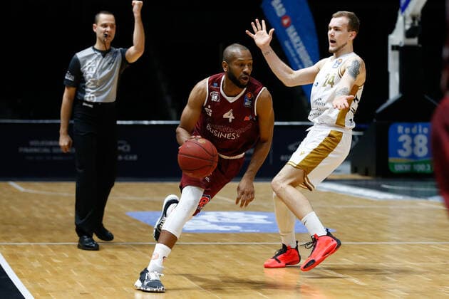 14.03.2021, xgox, Basketball, easyCredit BBL, Basketball Loewen Braunschweig - Niners Chemnitz emspor, v.l. Virgil Matthews (Niners Chemnitz, 4), Arnas Velicka (Braunschweig, 24) am Ball Braunschweig