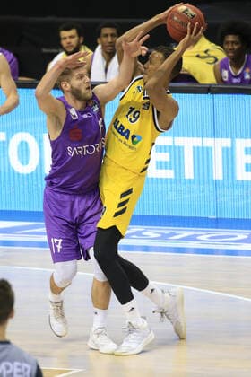 DEU, GER, 1.BBL, ALBA vs. BG Goettingen, 14.03.2021, Mercedes-Benz-Arena, Berlin, DEU, GER, 1.BBL, ALBA vs. BG Goettingen, im Bild Louis Olinde (ALBA Berlin 19), Mathis Moenninghoff (Goettingen 17)