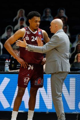 14.03.2021, xgox, Basketball, easyCredit BBL, Basketball Loewen Braunschweig - Niners Chemnitz emspor, v.l. George King (Niners Chemnitz, 24), Rodrigo Pastore (Niners Chemnitz, Trainer) gestikuliert, gibt Anweisungen Braunschweig