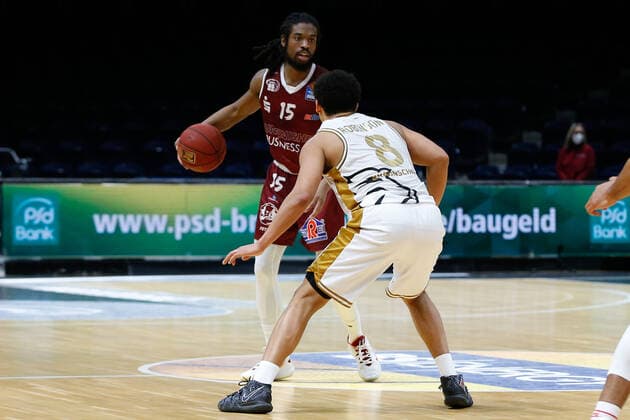 14.03.2021, xgox, Basketball, easyCredit BBL, Basketball Loewen Braunschweig - Niners Chemnitz emspor, v.l. Marcus Thornton (Niners Chemnitz, 15) am Ball r Braunschweig