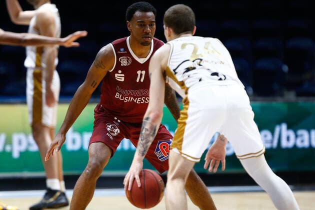 14.03.2021, xgox, Basketball, easyCredit BBL, Basketball Loewen Braunschweig - Niners Chemnitz emspor, v.l. Isiaha Mike (Niners Chemnitz, 11) Zweikampf Braunschweig