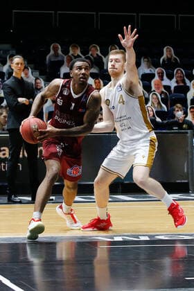 14.03.2021, xgox, Basketball, easyCredit BBL, Basketball Loewen Braunschweig - Niners Chemnitz emspor, v.l. Isiaha Mike (Niners Chemnitz, 11), Luc van Slooten (Braunschweig, 4) Braunschweig