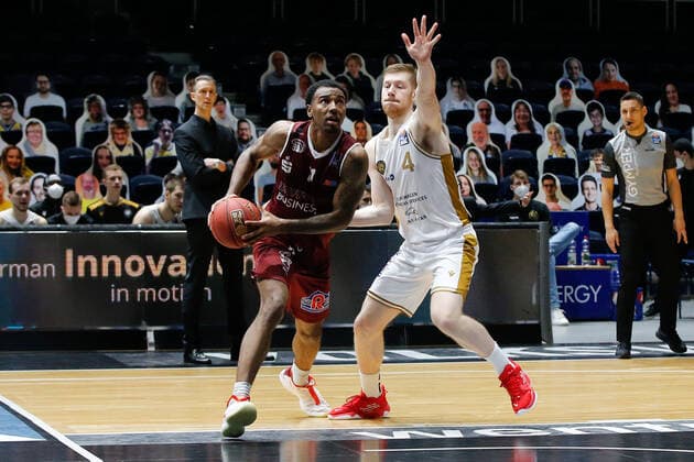 14.03.2021, xgox, Basketball, easyCredit BBL, Basketball Loewen Braunschweig - Niners Chemnitz emspor, v.l. Isiaha Mike (Niners Chemnitz, 11), Luc van Slooten (Braunschweig, 4) Braunschweig