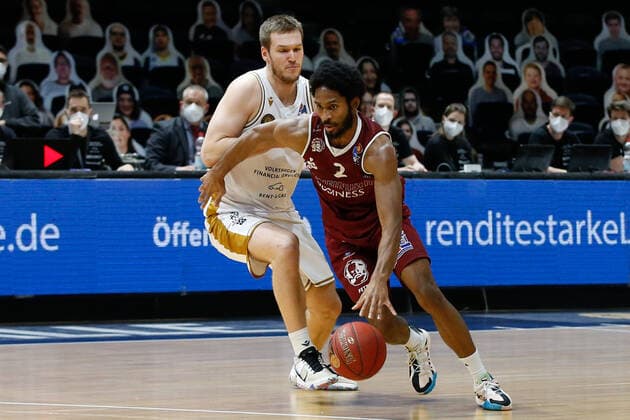 14.03.2021, xgox, Basketball, easyCredit BBL, Basketball Loewen Braunschweig - Niners Chemnitz emspor, v.l. Luc van Slooten (Braunschweig, 4), Terrell Harris (Niners Chemnitz, 2) Zweikampf Braunschweig