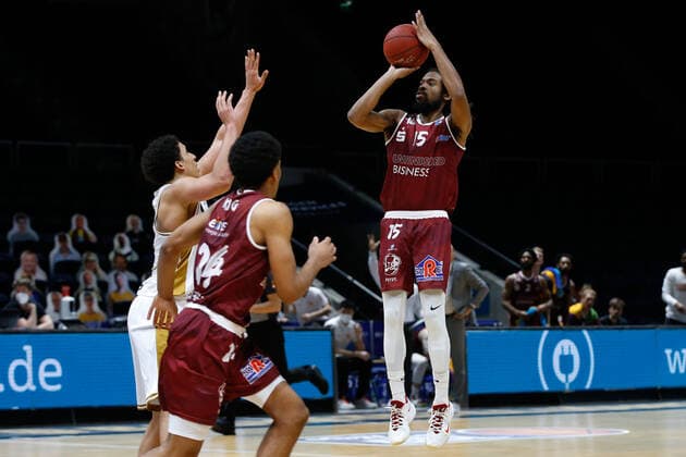 14.03.2021, xgox, Basketball, easyCredit BBL, Basketball Loewen Braunschweig - Niners Chemnitz emspor, v.l. Marcus Thornton (Niners Chemnitz, 15) Wirft Korb, trifft, erzielt Korb, scores Braunschweig