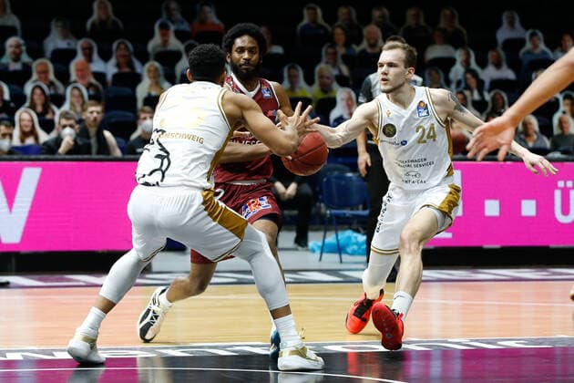 14.03.2021, xgox, Basketball, easyCredit BBL, Basketball Loewen Braunschweig - Niners Chemnitz emspor, v.l. Terrell Harris (Niners Chemnitz, 2), Arnas Velicka (Braunschweig, 24) Zweikampf Braunschweig