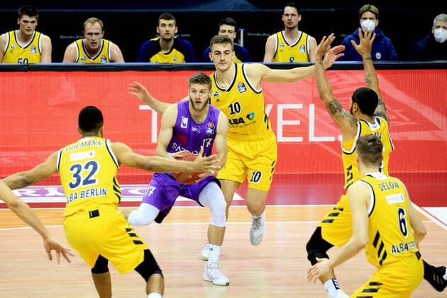 DEU, GER, 1.BBL, ALBA vs. BG Goettingen, 14.03.2021, Mercedes-Benz-Arena, Berlin, DEU, GER, 1.BBL, ALBA vs. BG Goettingen, im Bild Johannes Thiemann (ALBA Berlin 32), Tim Schneider (ALBA Berlin 10), Peyton Siva (ALBA Berlin 3), Malte Delow (ALBA Berlin 6), Mathis Moenninghoff (Goettingen 17)