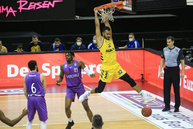 DEU, GER, 1.BBL, ALBA vs. BG Goettingen, 14.03.2021, Mercedes-Benz-Arena, Berlin, DEU, GER, 1.BBL, ALBA vs. BG Goettingen, im Bild dunking von Johannes Thiemann (ALBA Berlin 32), Tai Odiase (Goettingen 21), Luke Nelson (Goettingen 6)