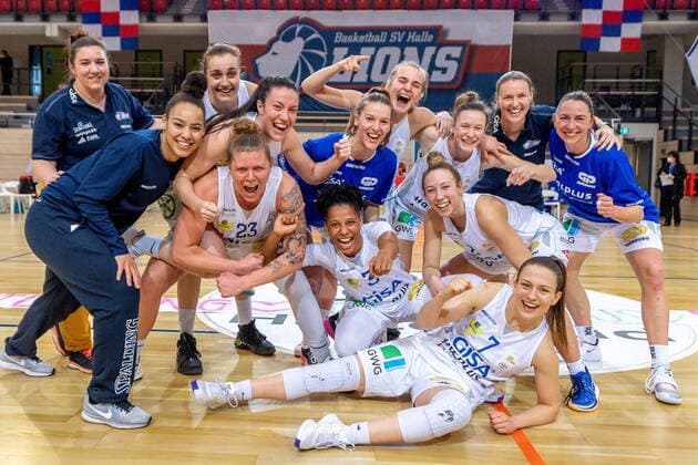 Jubel der Lions nach dem Sieg GISA Lions SV Halle vs. GiroLive Panthers Osnabrück Basketball - 1. Bundesliga - ERDGAS Sportarena Halle (Saale) 14.03.2021 Foto: Holger John Sachsen-Anhalt Deutschland ERDGAS Sportarena Halle Saale