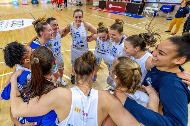 Jubel der Lions nach dem Sieg GISA Lions SV Halle vs. GiroLive Panthers Osnabrück Basketball - 1. Bundesliga - ERDGAS Sportarena Halle (Saale) 14.03.2021 Foto: Holger John Sachsen-Anhalt Deutschland ERDGAS Sportarena Halle Saale