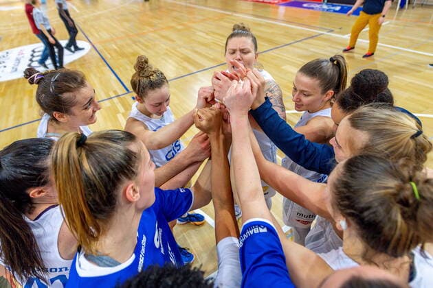 Jubel der Lions nach dem Sieg GISA Lions SV Halle vs. GiroLive Panthers Osnabrück Basketball - 1. Bundesliga - ERDGAS Sportarena Halle (Saale) 14.03.2021 Foto: Holger John Sachsen-Anhalt Deutschland ERDGAS Sportarena Halle Saale