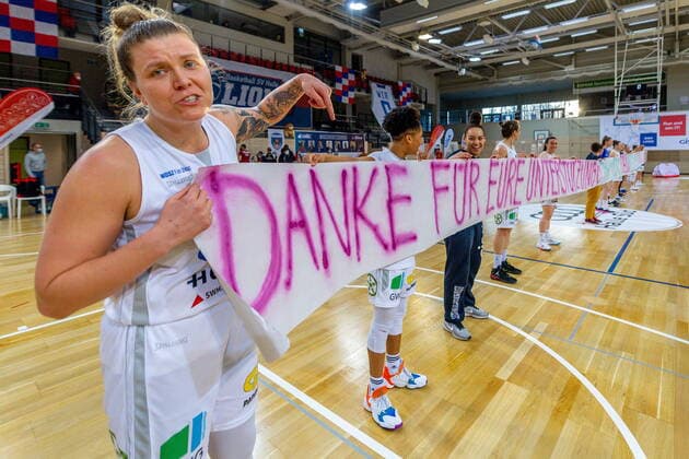 Mit einem Transparent danken die Lions den Fans. Vorn dran Kapitänin Klaudia Grudzien (23, GISA Lions SV Halle) GISA Lions SV Halle vs. GiroLive Panthers Osnabrück Basketball - 1. Bundesliga - ERDGAS Sportarena Halle (Saale) 14.03.2021 Foto: Holger John Sachsen-Anhalt Deutschland ERDGAS Sportarena Halle Saale