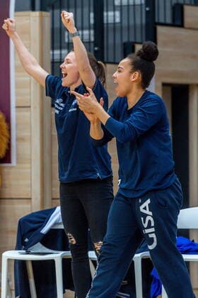 Jubel der Lions nach dem Sieg. Hier Rachael Vanderwal (Co-Trainerin, GISA Lions SV Halle) und Candice White (01, GISA Lions SV Halle) GISA Lions SV Halle vs. GiroLive Panthers Osnabrück Basketball - 1. Bundesliga - ERDGAS Sportarena Halle (Saale) 14.03.2021 Foto: Holger John Sachsen-Anhalt Deutschland ERDGAS Sportarena Halle Saale