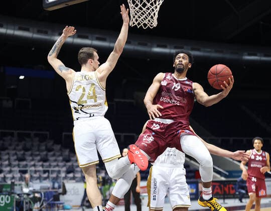 Arnas Velicka (Basketball Loewen Braunschweig) im Duell mit Jonathan Williams(Chemnitz99)