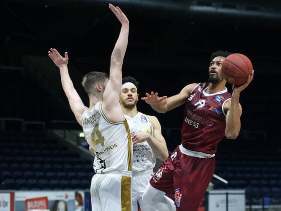 Luc van Slooten (Basketball Loewen Braunschweig), Jonathan Williams(Chemnitz99)