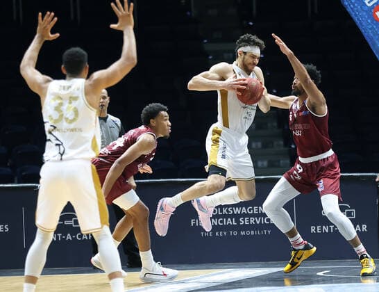 Gavin Schilling (Basketball Loewen Braunschweig) am Ball