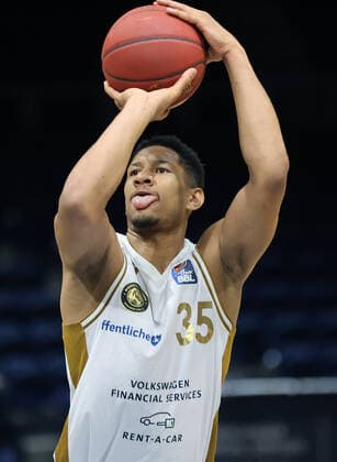 Karim Jallow (Basketball Loewen Braunschweig) beim Freiwurf