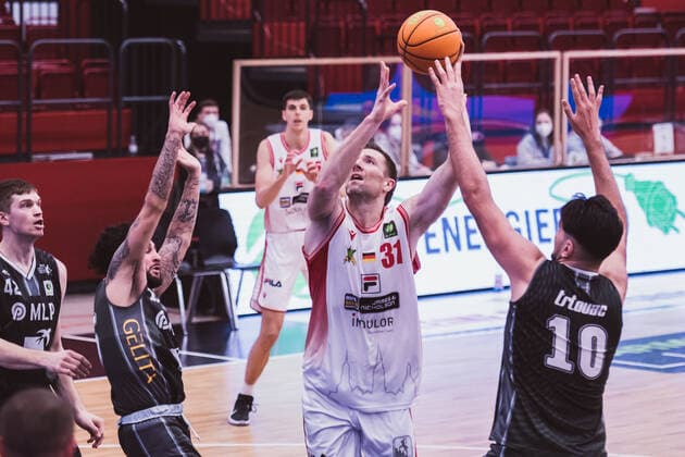ProA: 26. Spieltag - Artland Dragons vs. MLP Academics Heidelberg, 14.03.2021 Jordan Geist (MLP Academics Heidelberg, 15), Robert Oehle (Artland Dragons, 31), Armin Trtovac (MLP Academics Heidelberg, 10); ProA: 26. Spieltag - Artland Dragons vs. MLP Academics Heidelberg am 14.03.2021 in Quakenbrueck (Artland Arena), Germany, Copyright: xBEAUTIFULxSPORTS Neddermannx