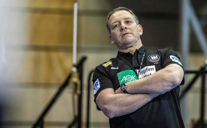 Berlin, 14.03.2021, Handball: Olympia-Qualifikation der Maenner, Algerien - Deutschland, Max-Schmeling-Halle. Deutschlands Bundestrainer Alfred Gislason steht am Rand des Spielfeldes. Algerien - Deutschland